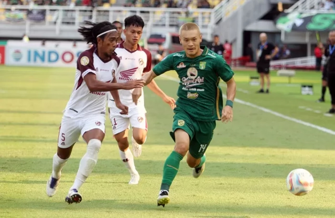 TETAP SEMANGAT: Sho Yamamoto (14) siap dimainkan di posisi apa pun saat Persebaya dijamu Persik Kediri, Jumat (27/10) lusa. (ANDY SATRIA/RADAR SURABAYA). - Image