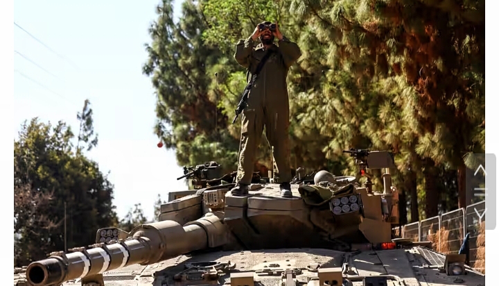 Kendaraan militer Israel dikerahkan di dekat perbatasan Israel dengan Lebanon, di Israel utara. - Image