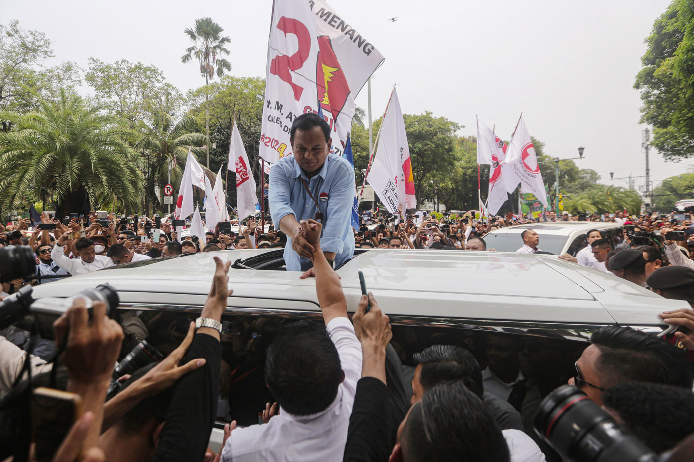 Bacapres Prabowo Subianto menyapa relawan usai melakukan pendaftaran capres dan cawapres di Gedung KPU RI, Jakarta, Rabu (25/10/2023). - Image