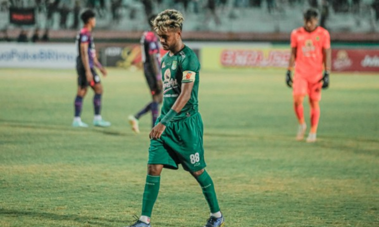 Kapten tim Persebaya Surabaya Alwi Slamat Resmi Hengkang ke Malut United. - Image