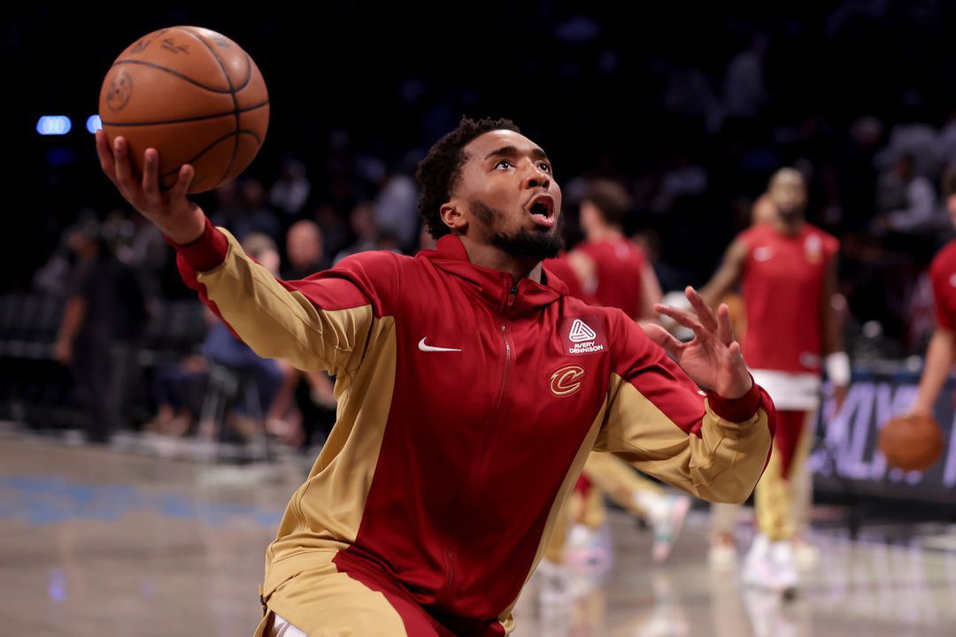 Donovan Mitchell ketika melakukan pemanasan sebelum laga pembuka musim NBA 2023/24 melawan Brooklyn Nets pada Kamis (26/10). - Image
