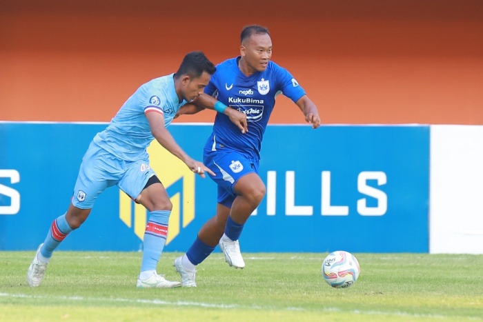 Wawan Febrianto (kanan) saat membela PSIS Semarang. Dia dilepas manajemen Laskar Mahesa Jenar ke Liga 2 karena minim kontribusi musim ini. - Image