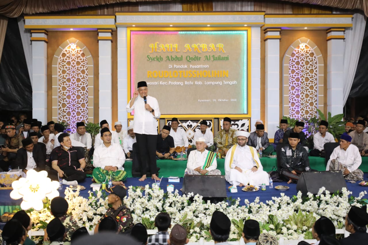 Calon Presiden Ganjar Pranowo di Ponpes Roudlotussholihin, Purwosari, Kecamatan Padang Ratu, Kabupaten Lampung Tengah, Provinsi Lampung, Rabu (25/10/2023). (Istimewa) - Image