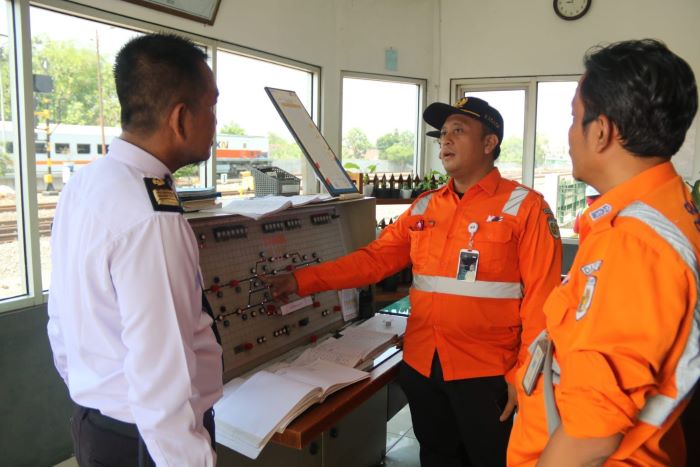 Executive Vice President KAI Daop 8 Surabaya Wisnu Pramudyo pimpin inspeksi dari Stasiun Mojokerto hingga Stasiun Surabaya Gubeng memastikan keamanan perjalanan kereta api. - Image