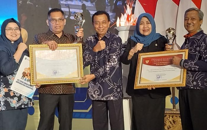 Dispendukcapil Surabaya raih penghargaan Dukcapil Prima Award 2023 pada Rakornas Dukcapil di Palembang. - Image