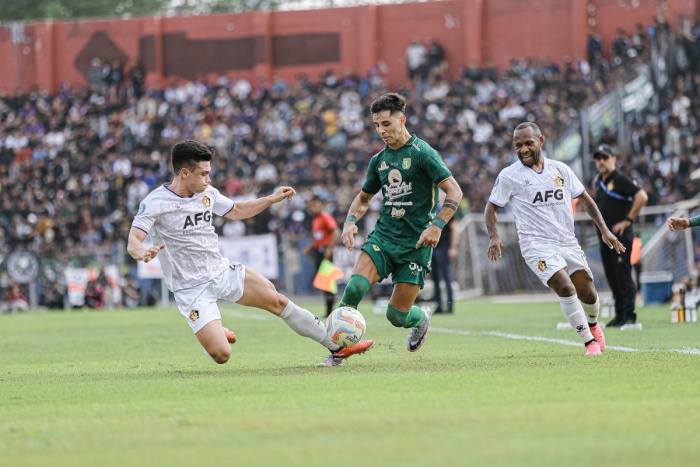 Pemain Persebaya Surabaya, Bruno Moreira (tengah), saat berupaya melewati hadangan pemain Persik Kediri di Stadion Brawijaya, Jumat (27/10) sore. Persebaya kandas 4-0. (persebaya) - Image