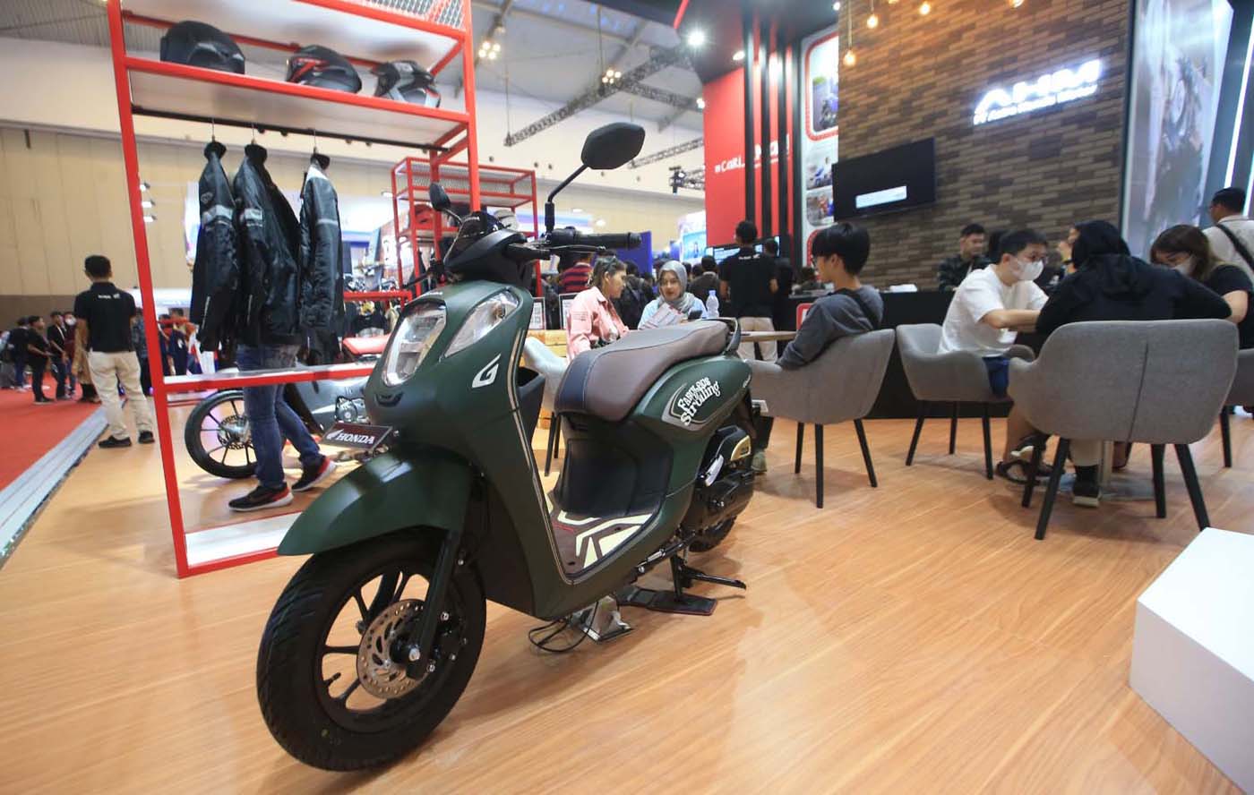 Suasana Booth AHM saat AHM Rilis New Honda Scoopy di Pameran IMOS, Tangerang, Banten. - Image