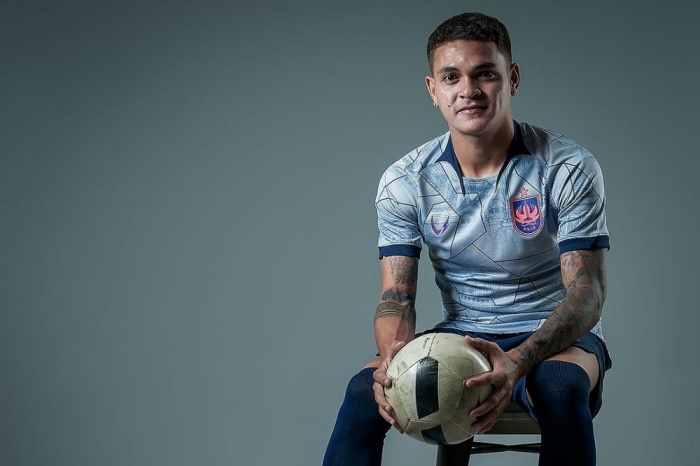 Gali Freitas saat menjadi model jersey ketiga PSIS Semarang. Jersey - Image