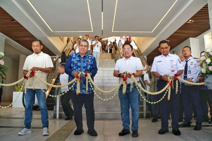 Dari kiri Deputy II Daop 1 Jakarta Ali Afandi, Direktur Jenderal Perkeretaapian Mohamad Risal Wasal, Direktur Utama PT Adhi Commuter Properti Tbk Rizkan Firman. - Image