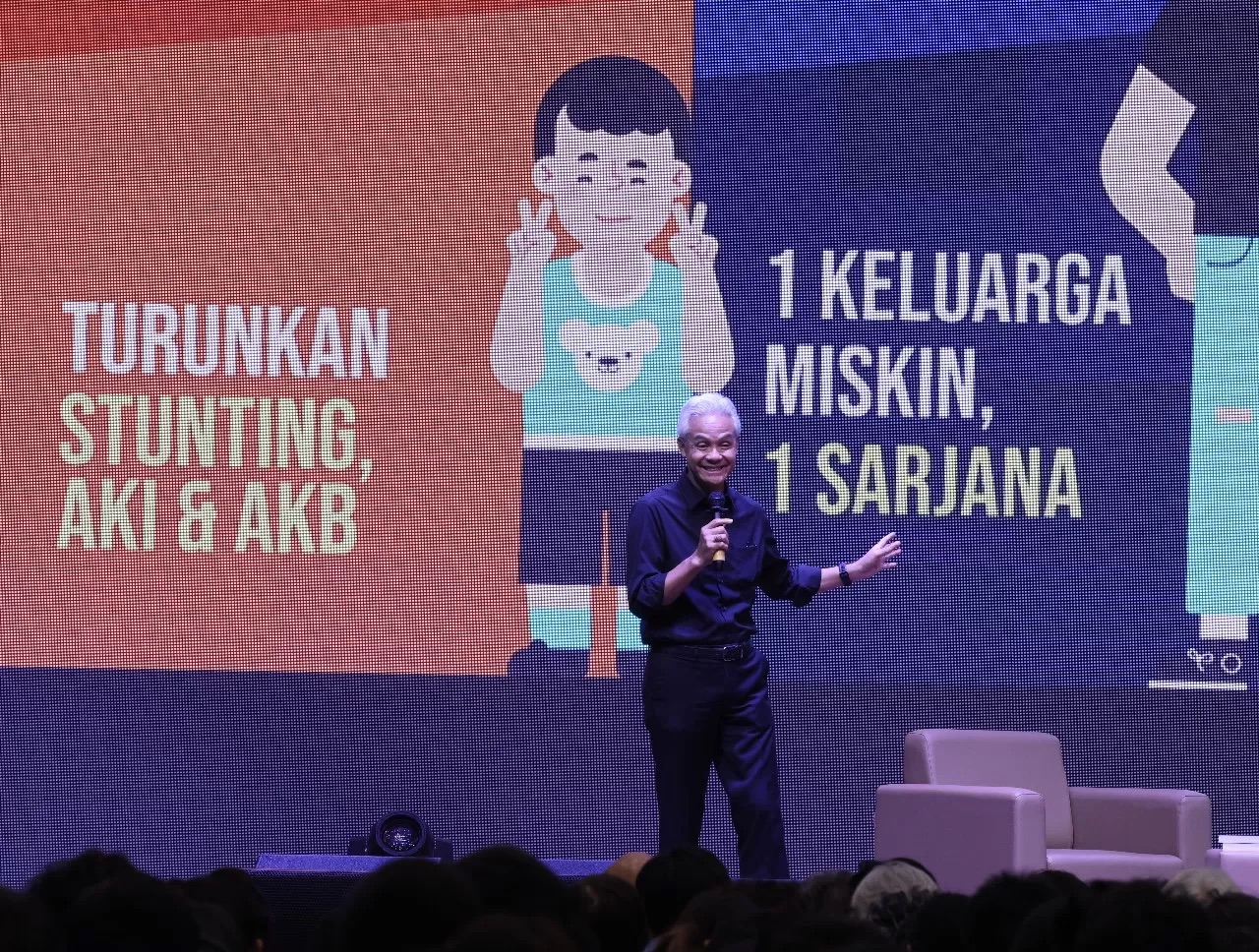 Capres Ganjar Pranowo saat memberikan kuliah umum di Universitas Kristen Maranatha Bandung./Radar Malang/Tim Media Ganjar Pranowo - Image