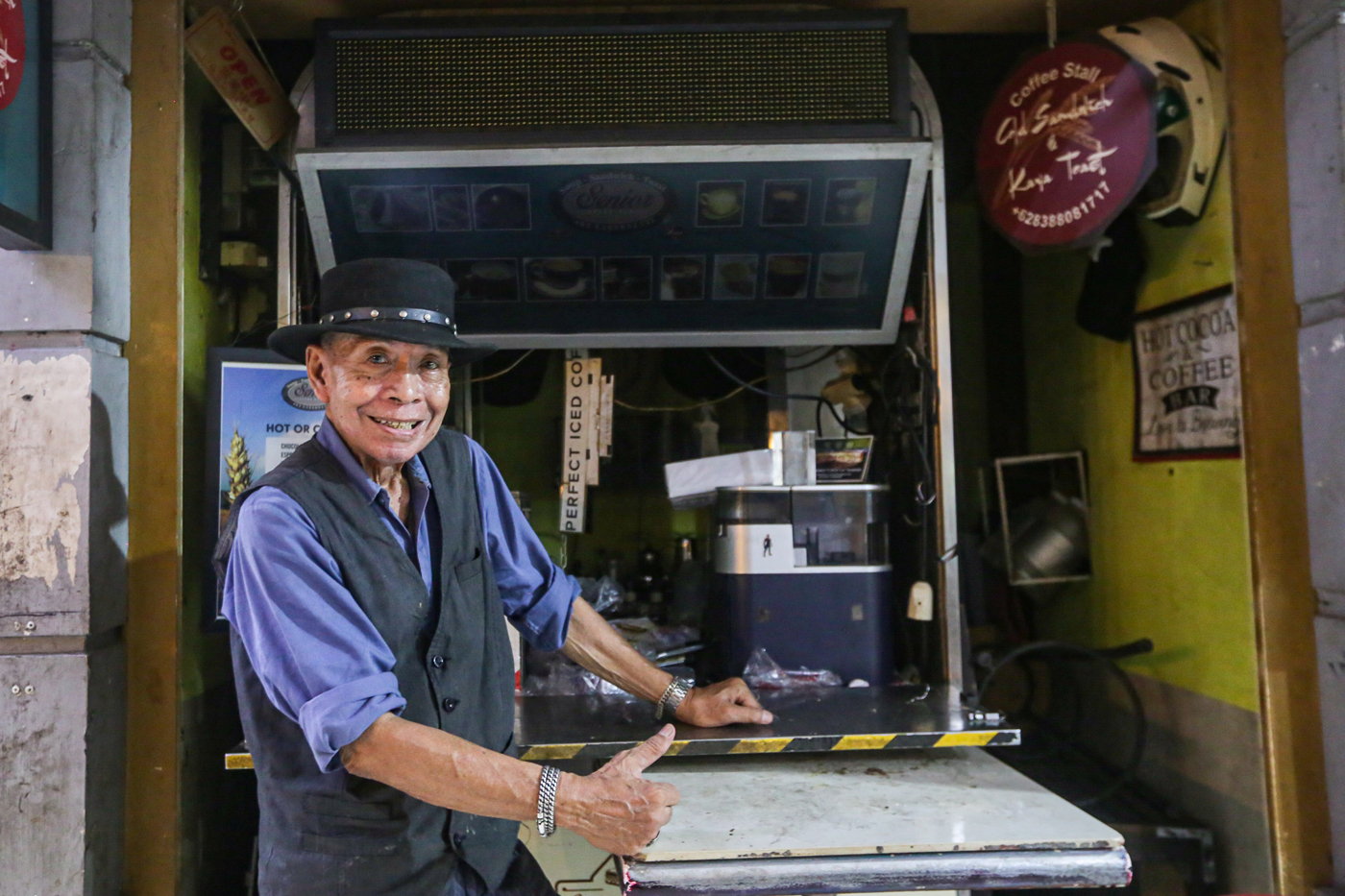 Augustinus Sollohin atau akrab disapa Solihin melayani pembeli di kedai Senior Coffee Stall miliknya