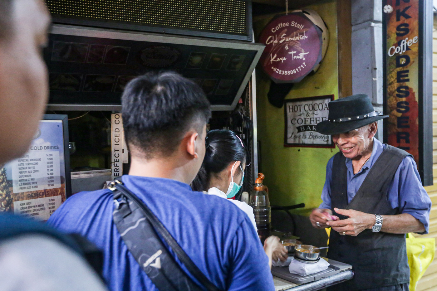 Augustinus Sollohin atau akrab disapa Solihin melayani pembeli di kedai Senior Coffee Stall miliknya