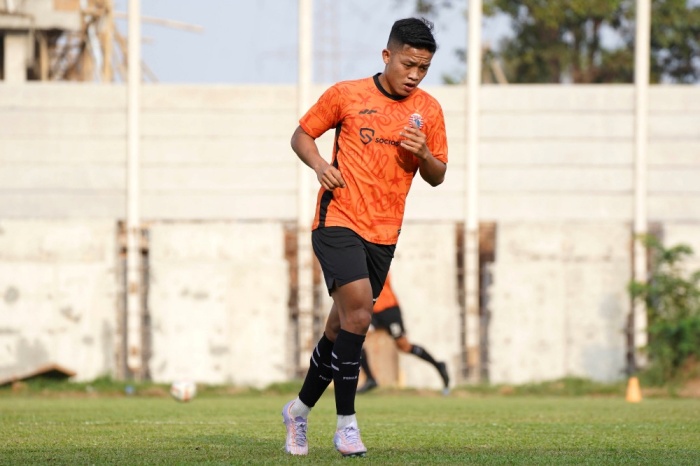 Pemain Persija Jakarta, Rio Fahmi, berharap mendapatkan kesempatan bermain saat timnya dijamu PSIS Semarang dalam lanjutan Liga 1 di Stadion Jatidiri, Semarang, Minggu (29/10). - Image