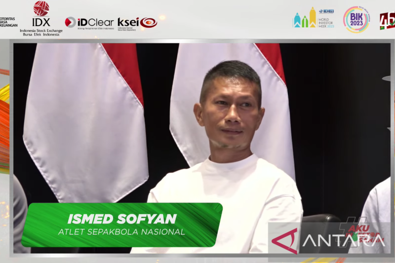 Atlet sepak bola nasional Ismed Sofyan dalam “Inspirational Talk: "Berinvestasi untuk Berprestasi" pada rangkaian CSME 2023 di Main Hall Bursa Efek Indonesia (BEI), Jakarta, Sabtu. (ANTARA) - Image