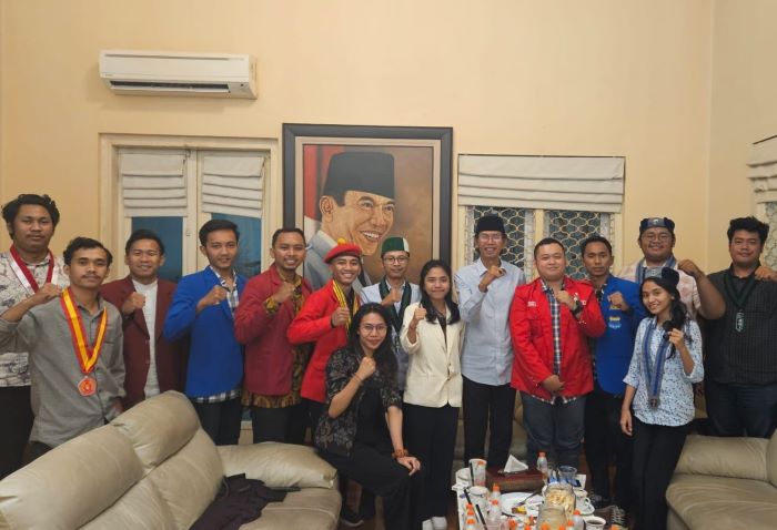 Ketua DPRD Kota Surabaya Adi Sutarwijono mendorong agar dengan semangat Sumpah Pemuda, kaum muda mampu merawat persatuan bangsa.