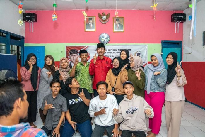 Ketua DPRD Kota Surabaya Adi Sutarwijono berdialog dengan kelompok pelajar dan mahasiswa. - Image