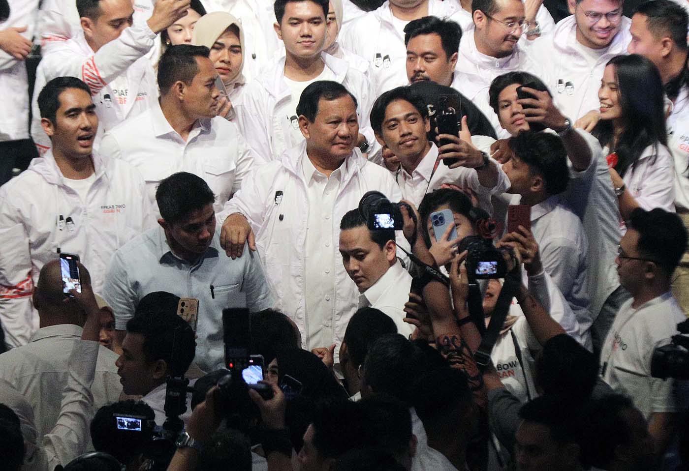 Bakal calon presiden Prabowo Subianto (tengah) melambaikan tangan seusai menghadiri deklarasi relawan Penerus Negeri di Jakarta, Sabtu (28/10/2023). - Image
