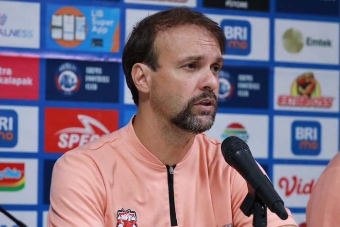 Pelatih Madura United Mauricio Souza saat memberikan penjelasan usai timnya bermain imbang 1-1 dengan Arema FC. - Image