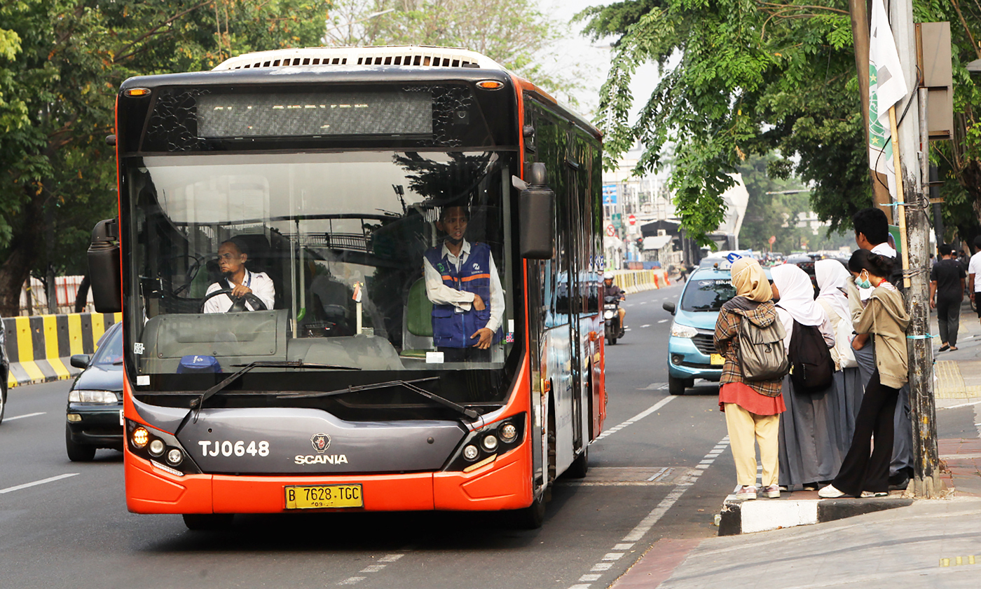 Bus Transjakarta melintas di jalan Pemuda, Jakarta. - Image