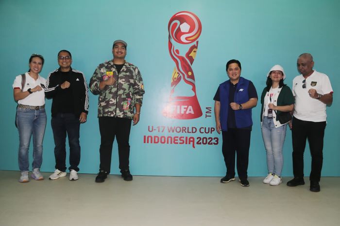 Wali Kota Surabaya Eri Cahyadi bersama Ketum PSSI Erick Thohir serta Menpora Dito Ariotedjo meninjau Stadion Gelora Bung Tomo (GBT), Minggu (29/10). - Image