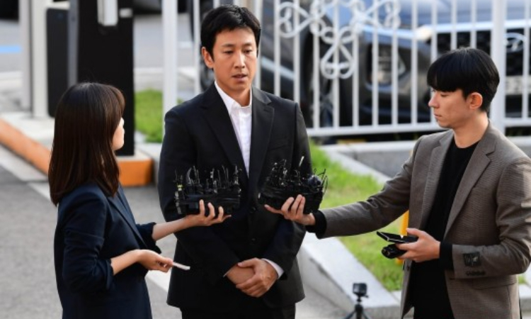 Lee Sun Kyun meminta maaf pada publik di depan kantor polisi. (Naver.com) - Image