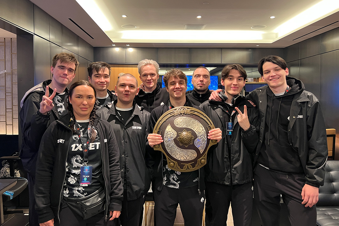 Pemain dan manajemen Team Spirit ketika berfoto bersama trofi Aegis of Champions The International. (Sumber: X @Team__Spirit) - Image
