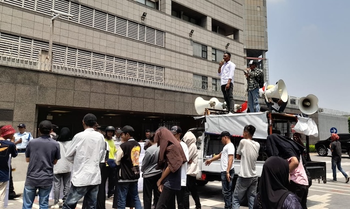 unjuk rasa di depan kedutaan Jepang untuk Indonesia di Jakarta, pada Senin (30/10) merespon Pembuangan air limbah Pembangkit Listrik Tenaga Nuklir (PLTN) Fukushima di Jepang. - Image