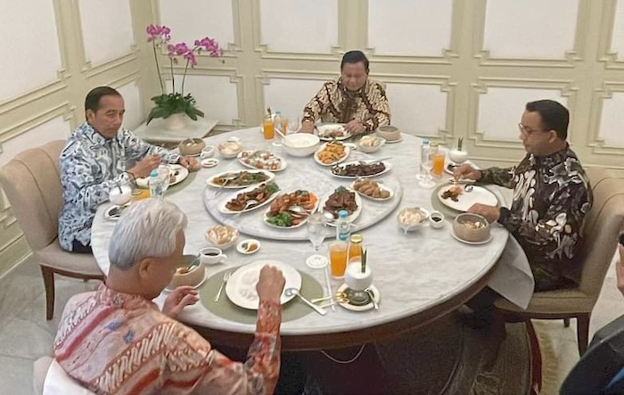 Presiden Joko Widodo menyuguhkan beragam menu masakan nusantara saat santap siang bersama tiga orang bakal calon presiden di Istana Merdeka, Jakarta, Senin, (30/10). - Image