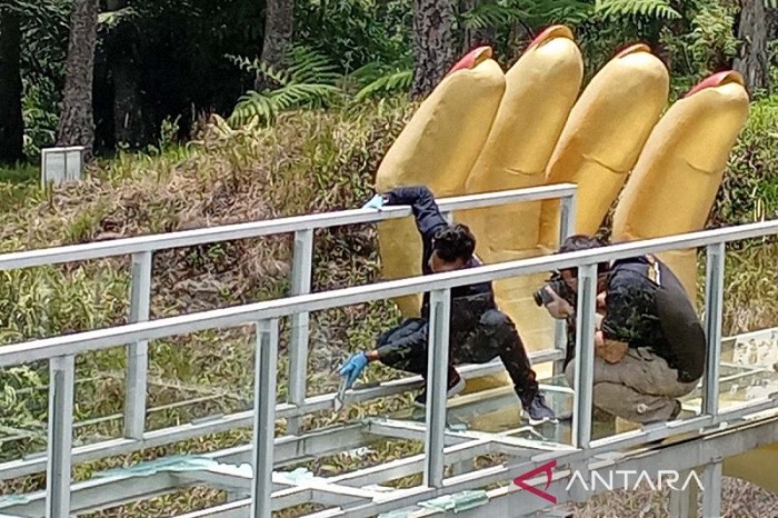 Tim Laboratorium Forensik (Labfor) Polda Jawa Tengah melakukan olah tempat kejadian perkara (TKP) di jembatan kaca di Wisata The Geong di Desa Limpakuwus, Kabupaten Banyumas, Jawa Tengah. - Image