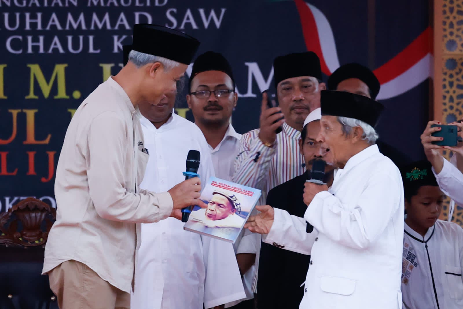 Ulama kharismatik asal Jogjakarta, Ahmad Muwafiq, bersama Ganjar Pranowo. - Image