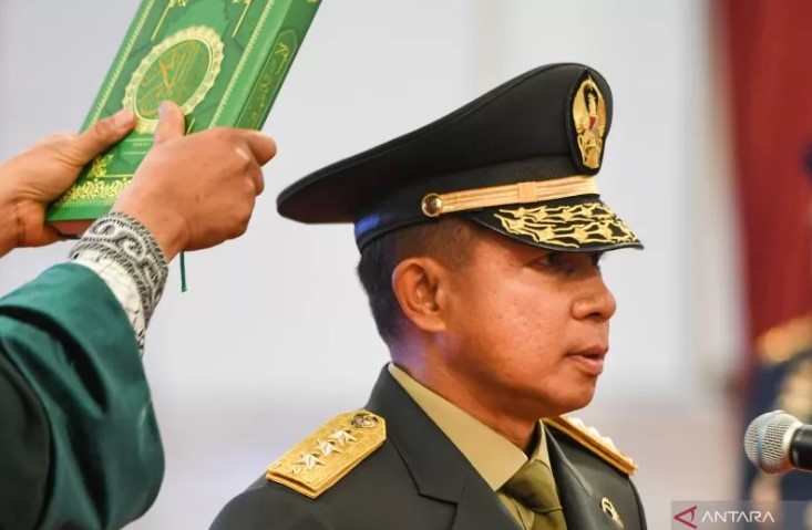 Letjen TNI Agus Subiyanto membacakan sumpah saat dilantik menjadi KSAD di Istana Negara, Jakarta, Rabu (25/10)/ANTARA FOTO/Hafidz Mubarak A/tom - Image