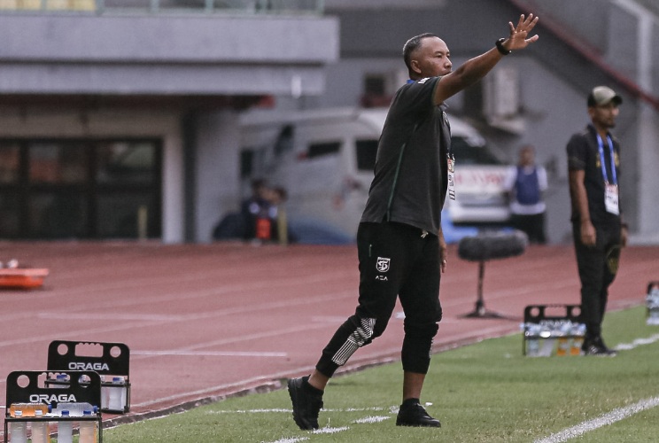 Uston Nawawi kembali menjadi caretaker menggantikan Josep Gombau untuk menangani Persebaya. Tugas pertamanya adalah membawa Green Force meraih kemenangan atas Persis Solo./ Persebaya.id - Image