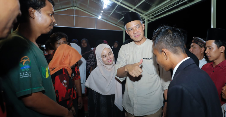 Ganjar Pranowo di Purbalingga untuk menghadiri Haul ke-35 Mbah Hisyam di Pondok Pesantren Roudlotus Sholichin Sholichat dan hadir ke Desa Karangpucung untuk ramah tamah bersama warga. - Image