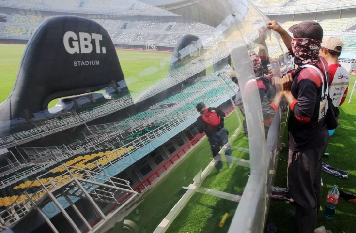 Sejumlah pekerja melakukan persiapan akhir di Stadion Gelora Bung Tomo, Surabaya, sebagai salah satu venue Piala Dunia U-17./Radar Surabaya/Andy Satria - Image