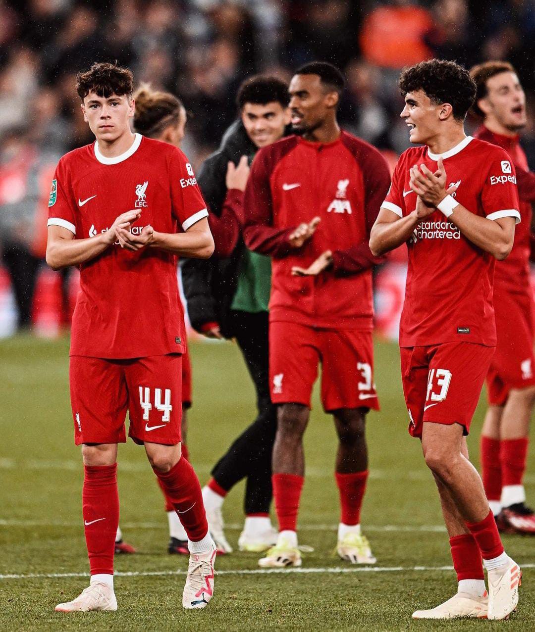 Para pemain Liverpool memberikan aplaus usai laga menghadapi Leicester City dalam babak ketiga Carabao Cup. - Image