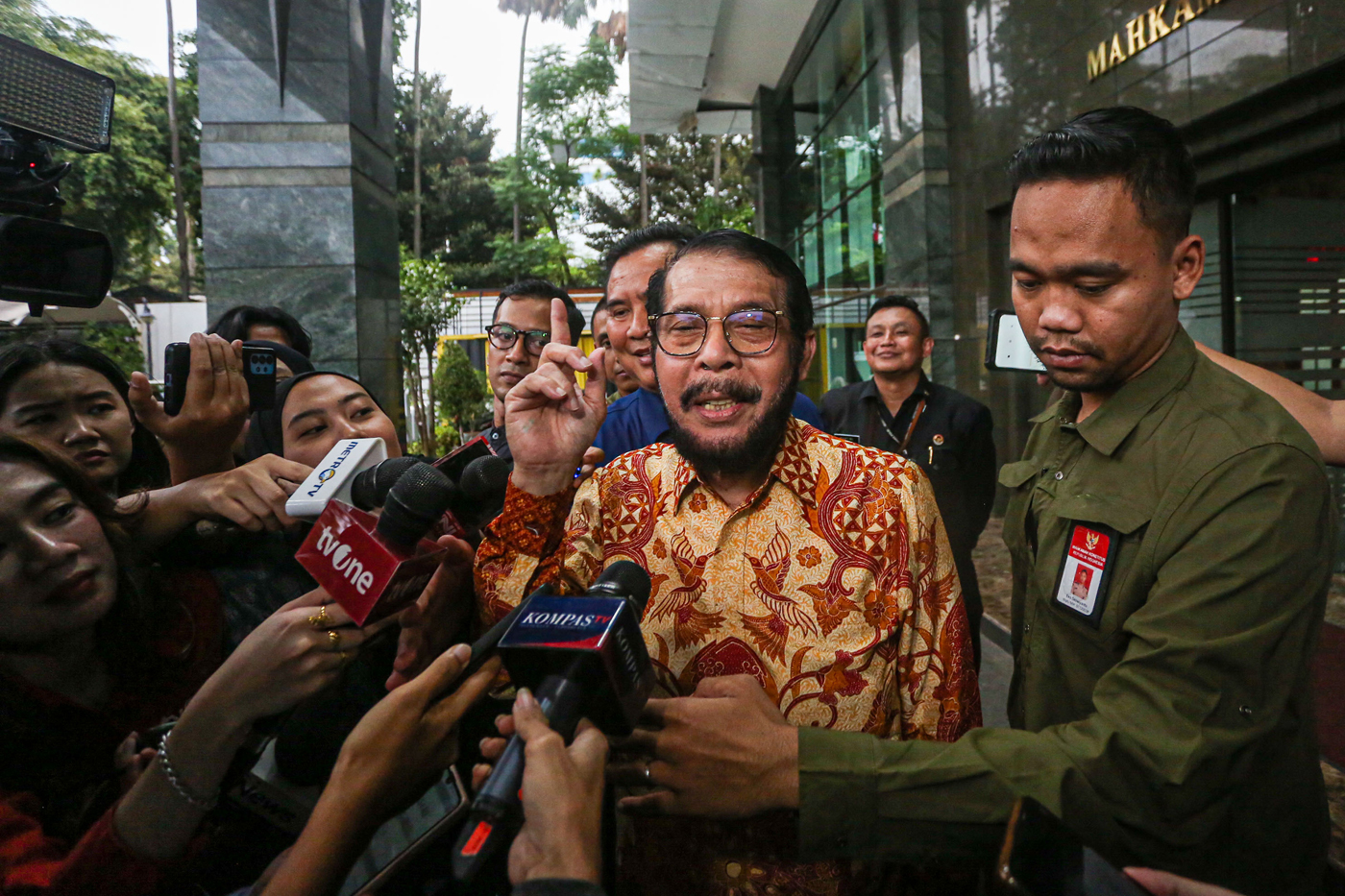 Ketua Mahkamah Konstitusi Anwar Usman usai menjalani sidang etik tertutup terkait dugaan pelanggaran kode etik hakim konstitusi di Gedung Mahkamah Konstitusi, Jakarta, Selasa (31/10/2023). - Image