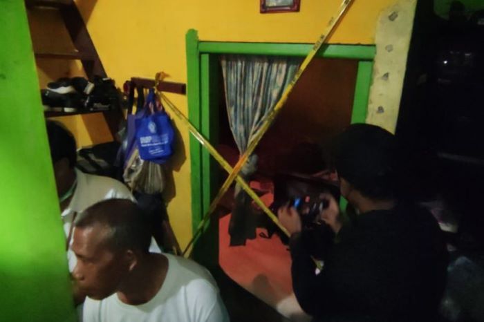 Polisi melakukan olah TKP di rumah bocah perempuan berusia 12 tahun yang diduga tewas tidak wajar di Semarang, Rabu (1/11). - Image