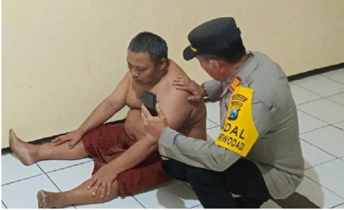 Khoiri yang sudah diamankan di Mapolsek Purwodadi. Kepada polisi, Khoiri mengaku lapar sehingga marah dan kemudian melakukan aksi kejinya. - Image