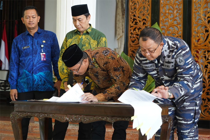 Bupati Sidoarjo Ahmad Muhdlor Ali dan Kadisfaslanal Mabes TNI AL Laksamana Pertama TNI Eko Sunarjanto menandatangani hibah 11 Unit Mobil Operasional di Pendopo Delta Wibawa pada Jumat (27/10/2023). - Image