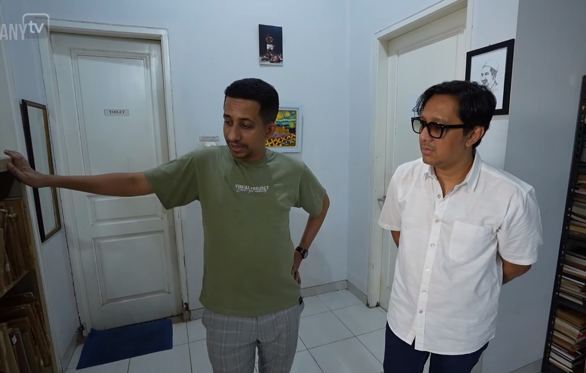 Habib Jafar jelaskan isi koleksi bukunya yang bikin Andre Taulany tercengang. (source: Tangkapan Layar YouTube Taulany TV) - Image