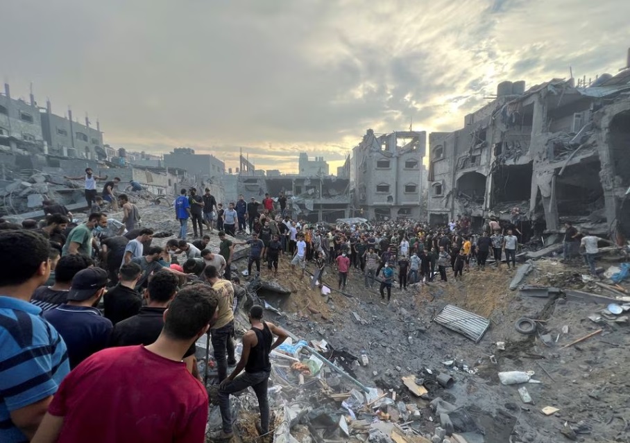 Pencarian korban serangan Israel di camp pengungsian Jabalia, Gaza. (Reuters/Fadi Whadi) - Image