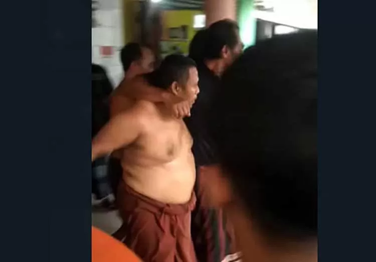 Khoiri, terduga pelaku pembunuhan menantunya saat diamankan petugas/ sumber: radarbromo - Image