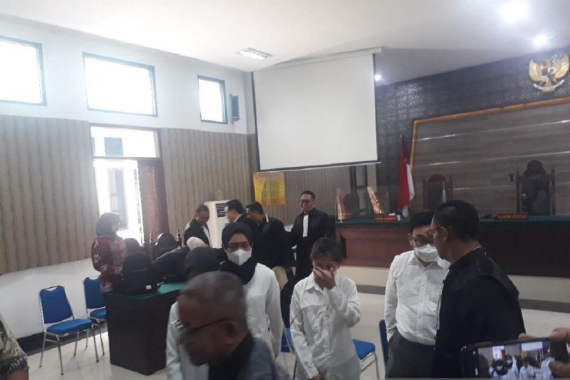 Terdakwa setelah sidang di Pengadilan Negeri Kota Kediri, Jawa Timur, Rabu (1/11/2023). Majelis Hakim memvonis para terdakwa dengan 2 tahun penjara dan denda Rp 1 miliar subsider 3 bulan kurungan. - Image