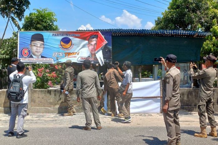 Petugas gabungan menertibkan APS bakal caleg melanggar aturan di Kota Tanjungpinang. - Image