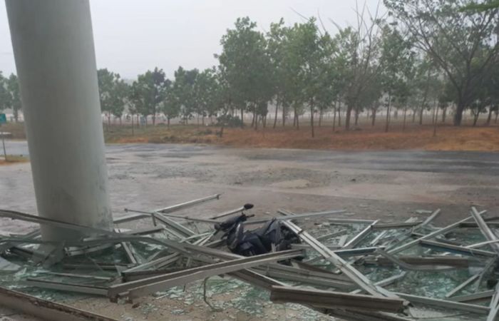 Kaca gedung Institut Teknologi Sumatera pecah menimpa motor yang berada di bawahnya / sumber: akun TikTok pribadi @deeee.ee - Image