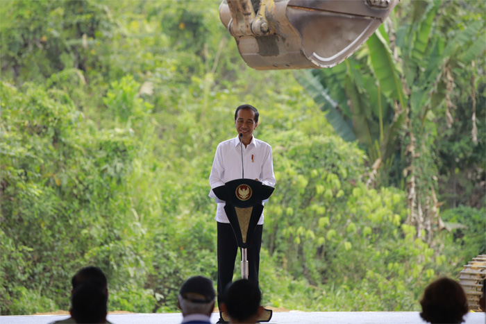 Presiden Joko Widodo menghadiri revitalisasi groundbreaking SDN 020 Sepaku di Kabupaten Penajam Paser Utara, Kalimantan Timur, Rabu (01/11). - Image