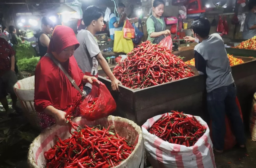 Pedagang menata cabai di salah satu lapak di Pasar Keputran, Surabaya. - Image