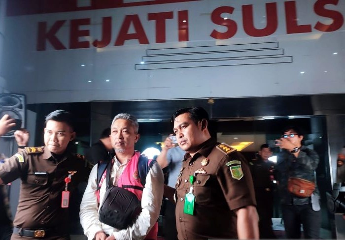 Mantan pimpinan PT Surveyor Indonesia Cabang Makassar berinisial TY (tengah) digiring tim penyidik kejaksaan usai ditetapkan sebagai tersangka kasus dugaan korupsi, Rabu (1/11/2023) malam. - Image