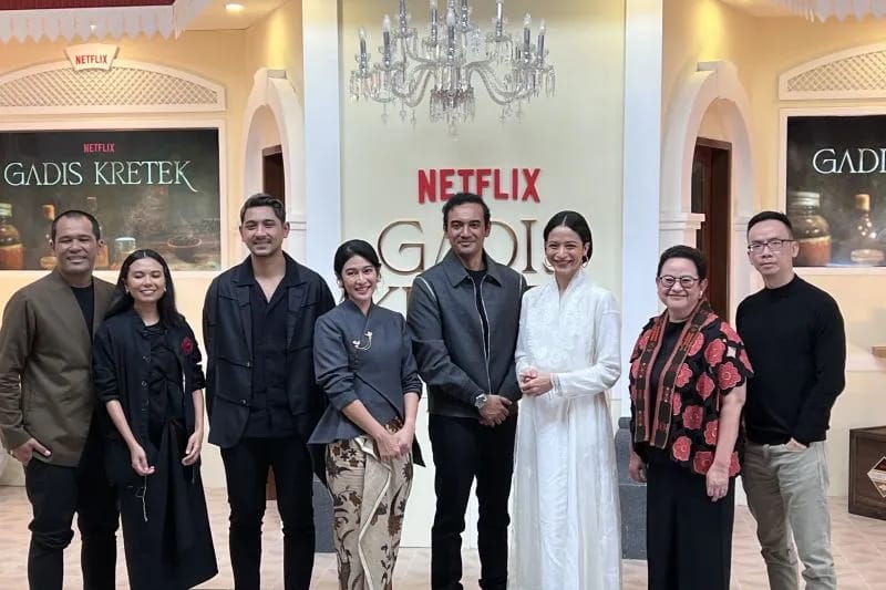 Seluruh tim produksi serial Gadis Kretek saat hadir konferensi pers di Jakarta, Rabu (1/11). - Image