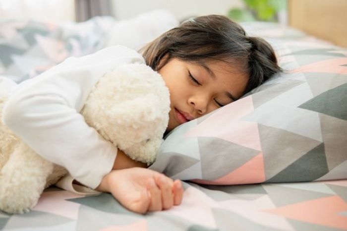 Melatih anak untuk tidur sendiri membangun pribadi yang mandiri. - Image